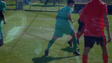 Futbolcular çim sahada top koşturuyor, spor teknolojisi HUD 'u devre grafikleriyle gösteriyorlar. Atletik, rekabet, spor, dijital kaplama, giyilebilir teknoloji, açık hava aktivitesi, modern tasarım