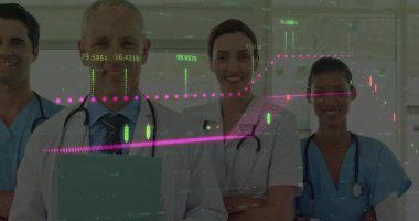 Klinik koridorunu sunan önlük giyen tıbbi ekip, animasyon veri grafikleri ve grafikleri gösteriyor. Sağlık, işbirliği, yenilik, teknoloji, profesyonellik, takım çalışması, tıbbi