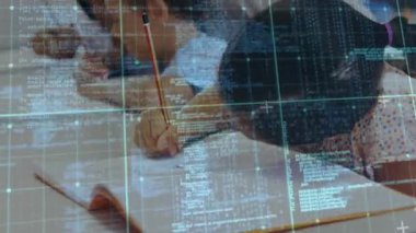 Sınıftaki sıralarda yazı yazan öğrencilere rehberlik eden bayan öğretmen, teknoloji kodlarını gösteriyor. Eğitim, öğrenim, sınıf, dijital, teknoloji, gençlik, yaratıcılık