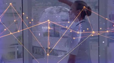 İş kadını ofis penceresinde el ele tutuşarak teknoloji veri ağı hologramını gösteriyor. Gelecek, teknoloji, yenilik, bağlantı, profesyonel, siber, görselleştirme