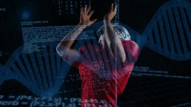 Futbolcu topu tutarken dijital DNA sarmalları ve teknolojik analizleri gösteren kod grafikleri var. Spor, yenilik, teknoloji, dijital, gençlik, güç, rekabet