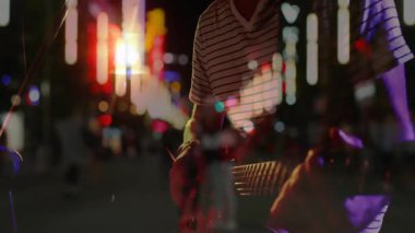 Erkek şarkıcı geceleri mikrofonun etrafında dans ederek animasyon dalgalanmaları eşliğinde müzik yapıyor. Şehir, gece manzarası, neon, enerji, performans, gece hayatı, şehir ışıkları
