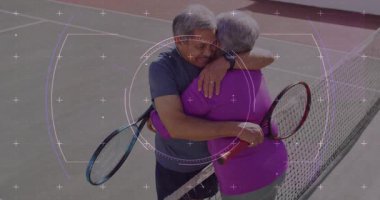 Kıdemli erkek ve kadın tenis kortunda kucaklaşıyorlar, animasyon fitness ikonları ve skor tablosuyla. Atletizm, arkadaşlık, canlılık, açık hava, aktif, kutlama, sağlık