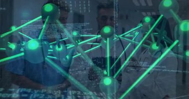 Klinik koridorunda işbirliği yapan tıbbi ekip moleküler ağ ve kodu gösteren tableti analiz ediyor. Sağlık, yenilik, teknoloji, araştırma, işbirliği, tanı, dijital