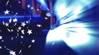 Mavi ışığın altında çello gövdesi canlandırılıyor, yıldız şekilleri ve yay hareketleri var. Enstrüman, performans, boyut, eğlence, tiyatro, sanatsal, spot ışıkları