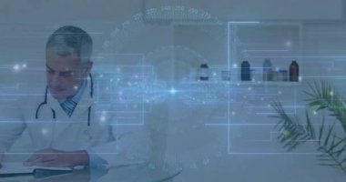 Doktor, tıbbi teknolojide mavi dijital arayüz grafiklerini gösteren notlar yazıyor. Klinisyen, yenilikçi, fütürist, teşhis, araştırma, profesyonellik, çalışma alanı