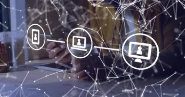 Akıllı telefon ve kahve fincanı tutan kullanıcı, dizüstü bilgisayarın etrafında ağ hatları ve aygıt simgeleri gösteriyor. Teknoloji, bağlantı, çalışma alanı, yenilik, iletişim, modern, dijital