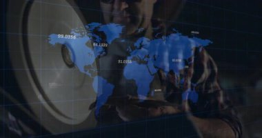 Olgun veri mühendisi yüksek teknoloji laboratuvarında holografik dünya haritası üzerinde çalışıyor, küresel veri etiketlerini gösteriyor. Fütürist, sürükleyici, analitik, dijital, yenilik, teknoloji, görselleştirme