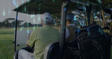 Golf arabası kullanan iki erkek golfçü golf teknolojisi için ikili kodları birleştiriyor. Lüks, eğlence, işbirliği, teknoloji, açık hava, iletişim, prim