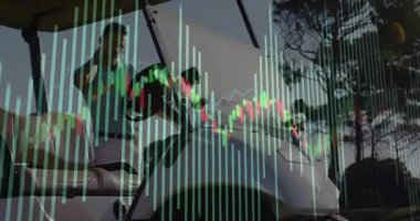 Açık havada golf arabasına yaslanan yetişkin bir adam, animasyon şamdanlarıyla finansmanı ön plana çıkarıyor. Gündelik, açık hava, modern, şık, dingin, genç.