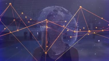 Kadın dışarıda duruyor, parlayan ağ düğümleri ve kodlarıyla teknoloji veri küresini sergiliyor. Teknoloji, yenilik, siber güvenlik, veri görselleştirme, dijital, gelecekçilik, ağ oluşturma