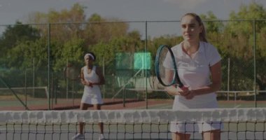 Animasyon kalp ikonları ve istatistik tablosu gösteren iki tenis partneri sahalarda pratik yapıyor. Atletizm, aktivite, spor, açık hava, enerji, spor, takım çalışması