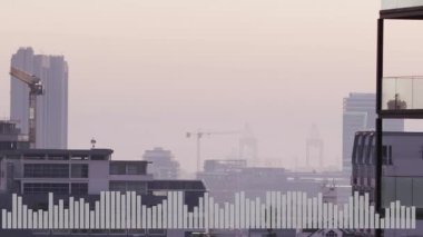 Şehir silueti şafak vakti açılıyor, katmanlı çatılar yükseliyor ve vinçler düz tasarımla hareket ediyor. Metropolitan, modern, mimari, inşaat, şehir manzarası, ufuk çizgisi, minimal