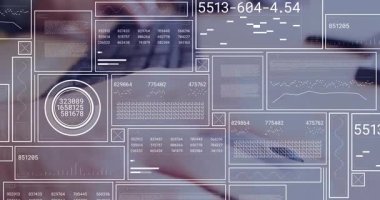 Bulanık dizüstü bilgisayar ve akıllı telefonun üzerinde süzülen yarı saydam paneller veri grafikleri gösteriyor. Teknoloji, yenilik, veri, analitik, dijital, modern, iletişim