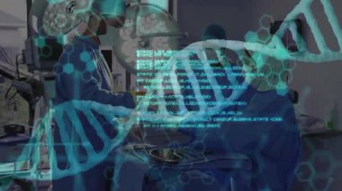 Hastane ameliyathanesinde ameliyat yapan tıbbi ekip DNA sarmalları ve veri örtülerini gösteriyor. Tıbbi, sağlık, yenilik, kesinlik, takım çalışması, klinik, geleceksel