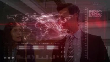 Modern ofiste holografik harita çizelgeleriyle iş teknolojisi arayüzü araştıran iki meslektaşım. Yenilik, işbirliği, analitik, görselleştirme, fütürizm, dijital, kurumsal