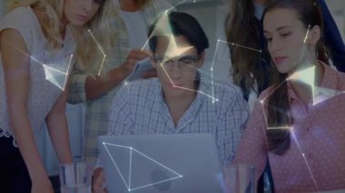 Ekip üyeleri teknoloji ofisinde dizüstü bilgisayarın etrafında işbirliği yapıyor ve dünya haritası bağlantı düğümlerini örtüyor. İşbirliği, takım çalışması, teknoloji, yenilik, dijital, iletişim, modern