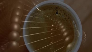 3 boyutlu animasyon, seramik kahve fincanının çapraz çubuklardaki ahşap boncuklar üzerinde buharlaştığını gösteriyor. Minimalist, soyut, çağdaş, doku, sıcaklık, yansıma, tasarım