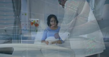 Kadın hasta hastane yatağında, erkek doktordan damar yolu ile tedavi görüyor. Sağlık, sağlık, sağlık, profesyonellik, şefkat, klinik, iyileşme