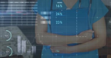 Ofisteki verileri inceleyen sağlık uzmanı, steteskop, pasta grafikleri ve dünya haritası var. Tıbbi, analitik, profesyonel, teknoloji, sağlık, yenilik, görselleştirme