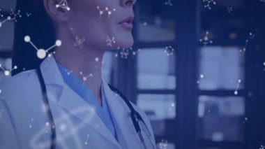 Laboratuvarda laboratuvar önlüğü giyen kadın doktor ve steteskop gözlerinizi kapatıp moleküler grafikler gösteriyor. Tıbbi, sağlık, bilim, yenilik, araştırma, teknoloji, klinik