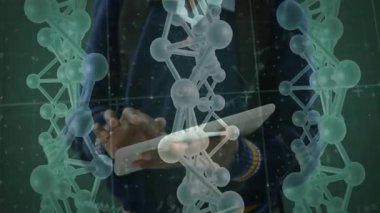 Teknoloji araştırma laboratuarındaki profesyonel tıkırtı tableti yüzen moleküler ve veri grafiklerini gösteriyor. Yenilik, bilim, teknoloji, dijital, fütüristik, araştırma, veri