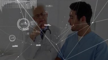 Modern klinikte hasta teşhisini inceleyen iki tıbbi personel dijital ağ örtüşmesi gösteriyor. Sağlık, işbirliği, teknoloji, yenilik, profesyonellik, analiz, teşhis