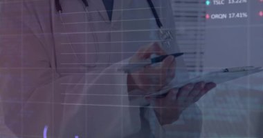 Klinikte elinde tablet bulunan kadın doktor, yüzdelik etiketlerle finans tablosu örtüşüyor. Tıbbi, teknoloji, veri, analiz, profesyonel, dijital, sağlık