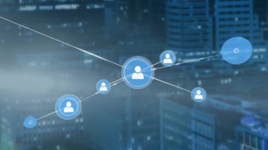 Ufuk çizgisini kaplayan dijital ağ kullanıcı avatarlarına yayılıyor, mavi simgeleri parlayan çizgilere bağlıyor. Teknoloji, bağlantı, yenilik, siber, soyut, iletişim, gelecekçilik