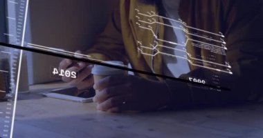 Akıllı telefonu ve fincanı elinde tutan, yüzen kod örtüsünün ortasında tablet gösteren oturan bir teknoloji uzmanı. Teknoloji, iş dünyası, dijital, çalışma alanı, modern, iletişim, yenilik