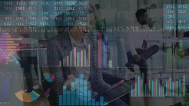 Ofiste strateji tartışan iş adamları, finansal tablolar ve bar grafikleri sergiliyorlar. Şirket, işbirliği, teknoloji, analitik, takım çalışması, üretkenlik, modern