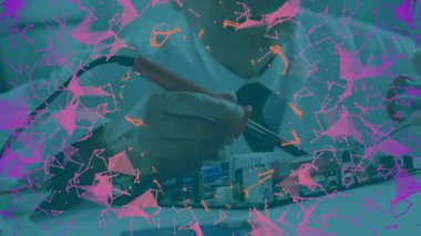 Teknoloji laboratuvarında elektronik mühendisliği lehimleme devresi, pembe turuncu veri ağını gösteriyor. Teknoloji, yenilik, işçilik, kesinlik, mühendislik, bağlantı, modern