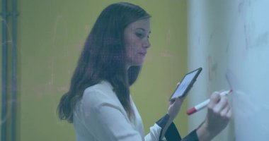 Beyaz tahta üzerine iş planı yazan bir kadın, animasyon büyüme grafiği ve yüzen tablet ikonu içeriyor. Profesyonel, yenilikçi, minimalist, eğitici, işbirliği, beyin fırtınası, dijital