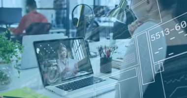 Masasında oturan akıllı telefonlu bir kadın yüzen çizelge simgeleriyle ofiste iş görüşmesi yapıyor. Profesyonel, işbirliği, modern, teknoloji, üretkenlik, çalışma alanı, iletişim