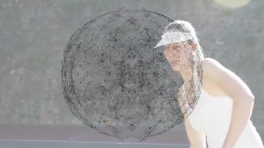 Kadın tenisçi, görselleştirici spor analitiği kullanarak kortta raket sallıyor. Sporcu, fitness, determination, geometrik, digital, collaboration, outdoor