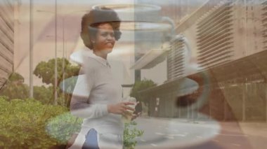 Şehir kaldırımında elinde buzlu kahve ve akıllı telefon tutan bir kadın iş için kahve fincanlarını karıştırıyor. Kentsel, yaşam tarzı, minimalizm, modern, canlı, gündelik, kafein