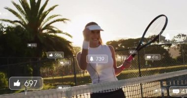 Kadın tenisçi raket ve spor pazarlaması yapan sosyal medya ikonlarıyla kutlama yapıyor. Atletik, muzaffer, enerjik, açık hava, fitness, rekabet, dijital