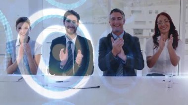 Şirket ekibi ofiste alkışlıyor, konferans masasında dairesel teknik grafikler var. İş, takım çalışması, yenilik, modern, profesyonel, işbirliği, strateji