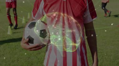 Genç bir çocuk futbol topunu külahlarla sahada tutuyor ve 3 boyutlu beyin yapısı teknoloji verilerini gösteriyor. Sporcu, spor, eğitim, fütüristik, yenilik, teknoloji, açık hava