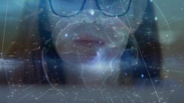 Teknolojik çalışma alanındaki verileri holografik dünya haritası ve sayısal örtülerle analiz eden bir kadın. Fütüristik, teknoloji, analitik, dijital, yenilik, kentsel, şık