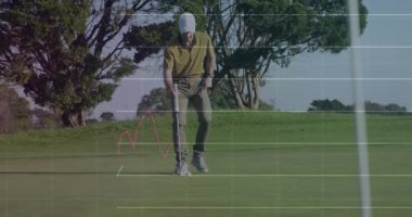 Golfçü, spor analitik grafiklerini gösteren akıllı hareketlerle yeşil dizili golf sopası ve top üzerinde çömeliyor. Sporcu, spor, eğlence, açık hava, teknoloji, performans, hassasiyet