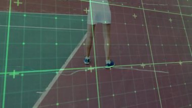 Sert kortta görev yapan bayan tenisçi, spor analitiği için dijital ızgara kaplamasını gösteriyor. Sporcu, spor, hareket, teknoloji, rekabet, açık hava, spor