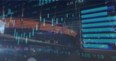 Düz dizayn turuncu banliyö treni gerçek zamanlı borsa örtüşmesi göstererek gece kenti boyunca ilerliyor. Ulaşım, finans, kentsel, hareket, analitik, teknoloji, modern