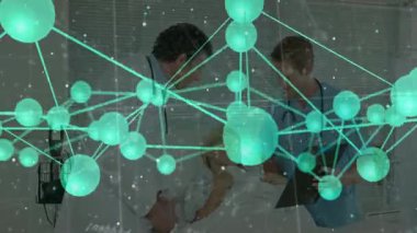 Hasta muayene eden erkek doktor, hemşire elinde tıbbi moleküler ağ örtülü tablet tutuyor. Klinik, yenilik, fütüristik, tanı, işbirliği, teknoloji, sağlık