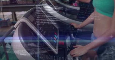 Fitness Tech sahnesinde koşu bandında koşan kadın, konsolun üzerinde hareketli çizelgeleri var. Ekipman, eğitim, fitness, modern, performans, canlılık, teknoloji