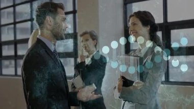 İş adamları teknoloji lobisinde ellerinde akıllı telefon bulunan DNA veri görselleştirmesini tartışıyor. Şirket, işbirliği, yenilik, teknoloji, iletişim, modernite, ağ