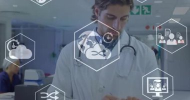 Hemşire istasyonunda steteskop takan erkek doktor tablet kullanan hemşire, yüzen altıgen ikonlar. Tıbbi, sağlık, dijital, teknoloji, profesyonellik, işbirliği, klinik
