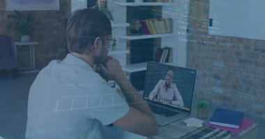 Masadaki uzaktan finans konferansına katılan adam, yüzen borsa grafiklerini ve kalp pillerini gösteriyor. İşbirliği, iletişim, teknoloji, profesyonel, çalışma alanı, üretkenlik, modern