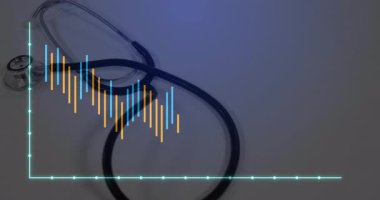 Tıbbi steteskop gri masanın üzerinde yatarken düz tasarım çizelgeleri, çizgi grafikleri ve eksenler animasyon yapıyor. Sağlık, analitik, veri görselleştirme, tıbbi ekipman, tanı, teknoloji, yenilik