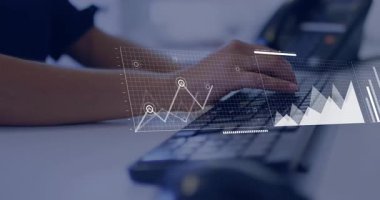 Teknoloji ofisindeki dizüstü bilgisayarda yazan kadın yüzen alan grafiklerini gösteriyor. Teknoloji, veri analizi, yenilik, çalışma alanı, dijital, üretkenlik, iş